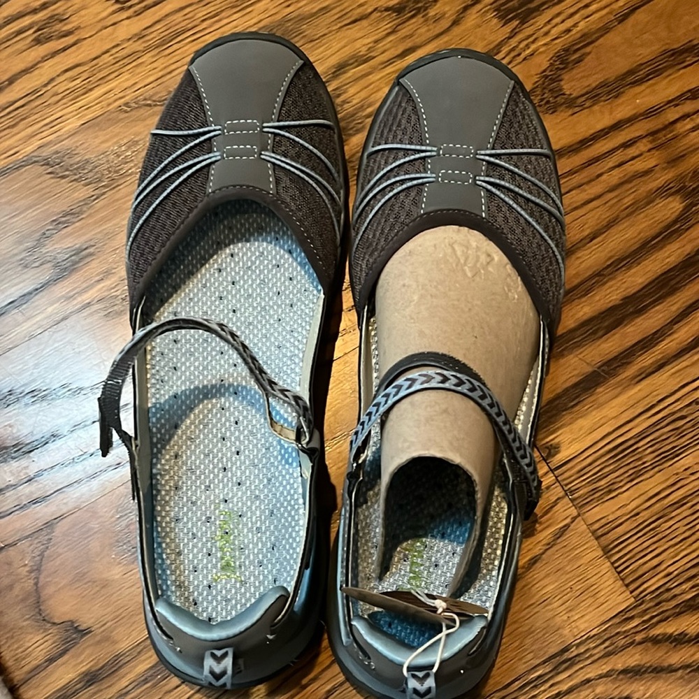 Jambu All-Terra Traction Sandals, size 11. Great for hiking and water sports.